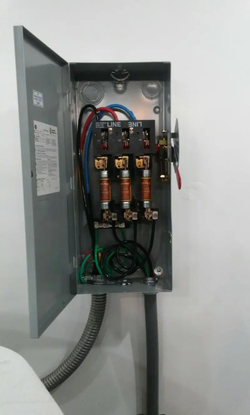 Three-phase disconnect switch installed for Smoke Detector Installation in Los Chaves