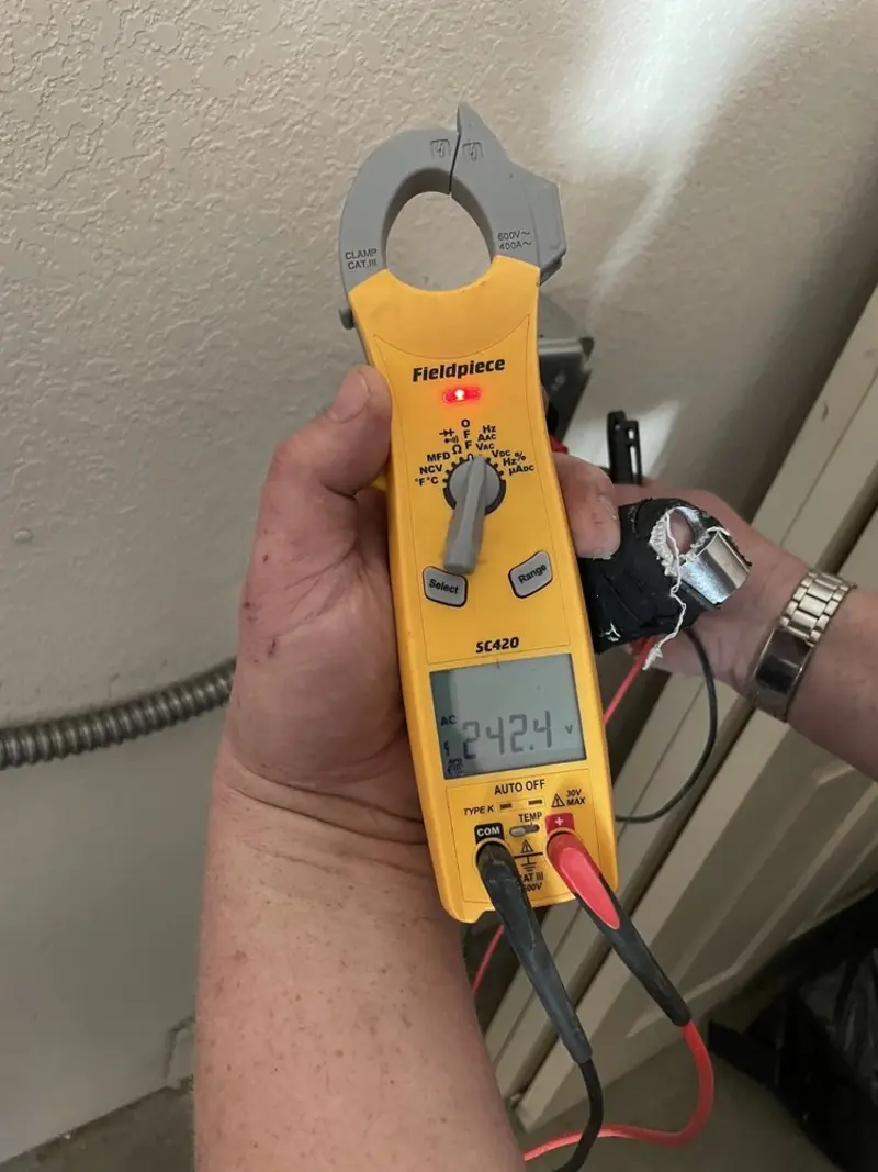Voltage testing with clamp meter during Ceiling Fan Installation in Los Chaves